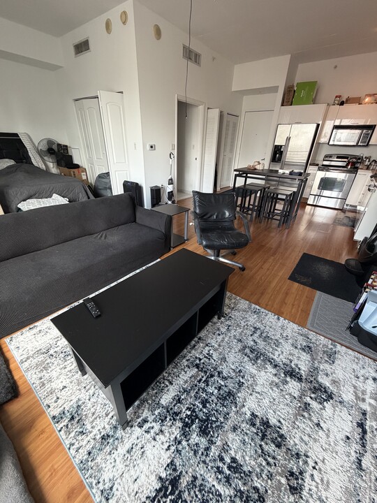 133 NE 2nd Ave, Unit 1017 in Miami, FL - Building Photo