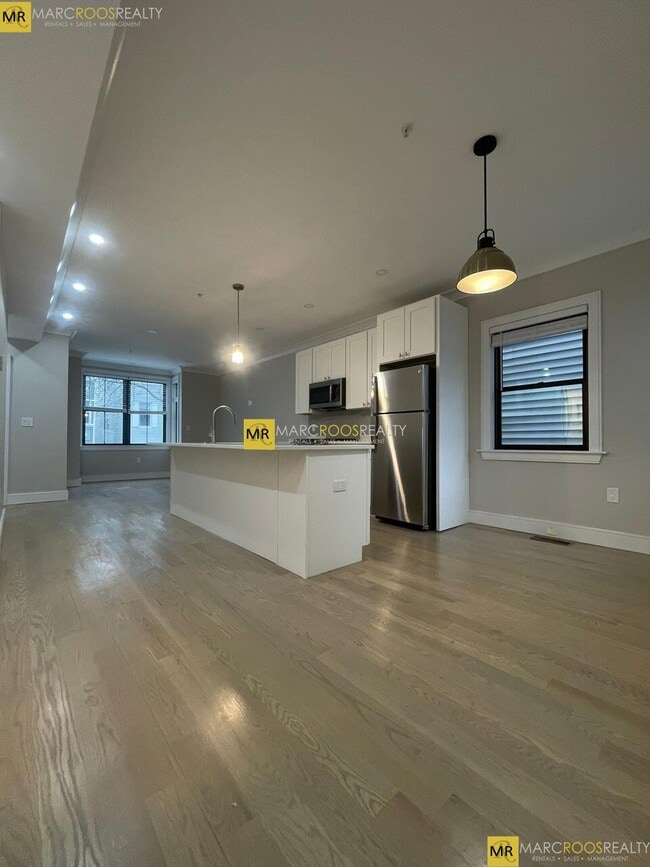 152 Trenton St, Unit 1 in Boston, MA - Foto de edificio - Building Photo