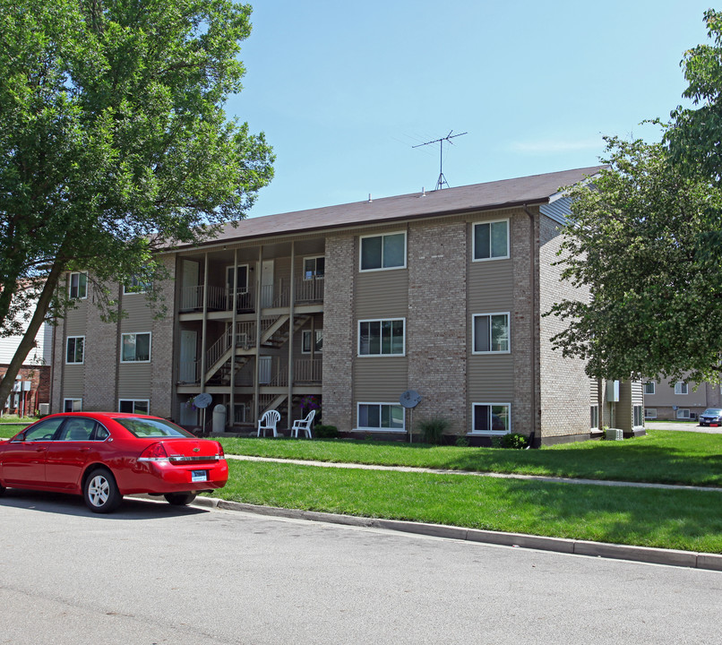 100 W Van Lake Dr in Vandalia, OH - Building Photo