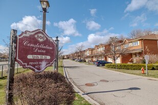 800 Constellation Dr in Mississauga, ON - Building Photo