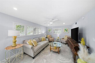 1605 Chesapeake Ave in Naples, FL - Foto de edificio - Building Photo