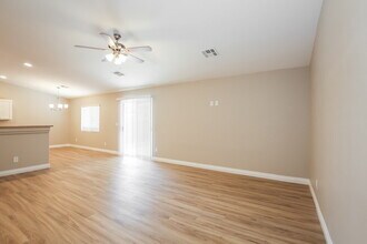 5113 Pebble Rim St in North Las Vegas, NV - Foto de edificio - Building Photo