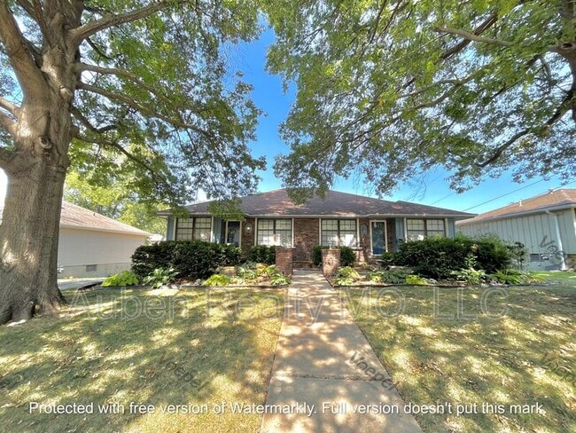 property at 1711 SW Skyline Dr