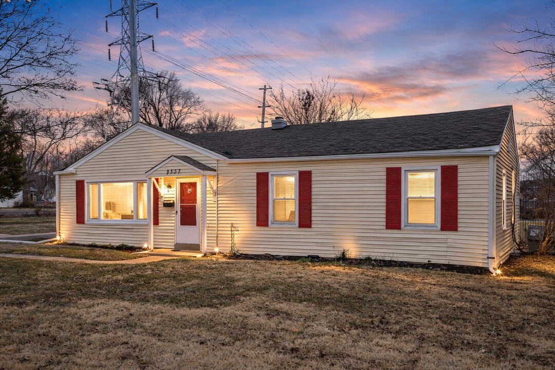 8557 Frost Ave in Berkeley, MO - Building Photo