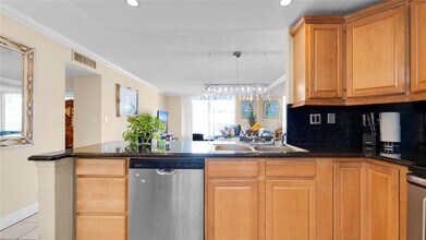 3725 NE 169th St in North Miami Beach, FL - Building Photo - Building Photo