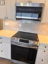 1032 Burnhamthorpe Rd E in Mississauga, ON - Building Photo - Building Photo