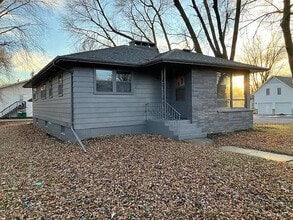 400 7th Ave SE, Unit A in Waseca, MN - Foto de edificio - Building Photo