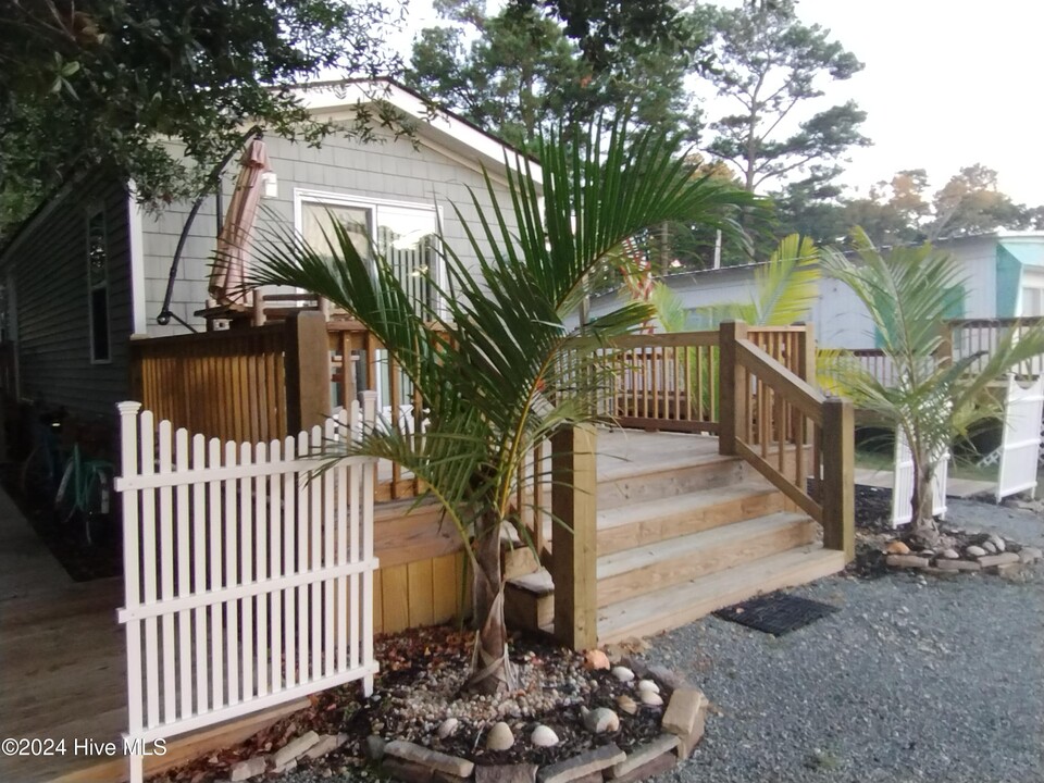 506 W Marina Dr in Emerald Isle, NC - Building Photo