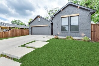 2830 S Marsalis Ave in Dallas, TX - Building Photo - Building Photo