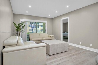 100 Ashbury Rd in Hollywood, FL - Building Photo - Building Photo