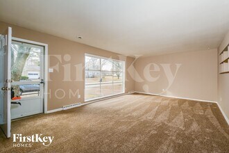 649 Village Square Dr in Hazelwood, MO - Foto de edificio - Building Photo