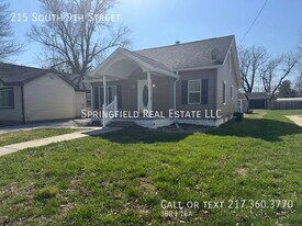 215 S 9th St in Pawnee, IL - Building Photo