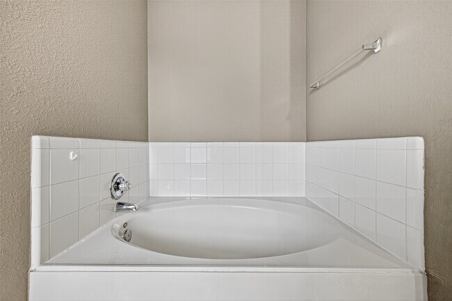 5615 W Harrow Dr in Houston, TX - Building Photo - Building Photo