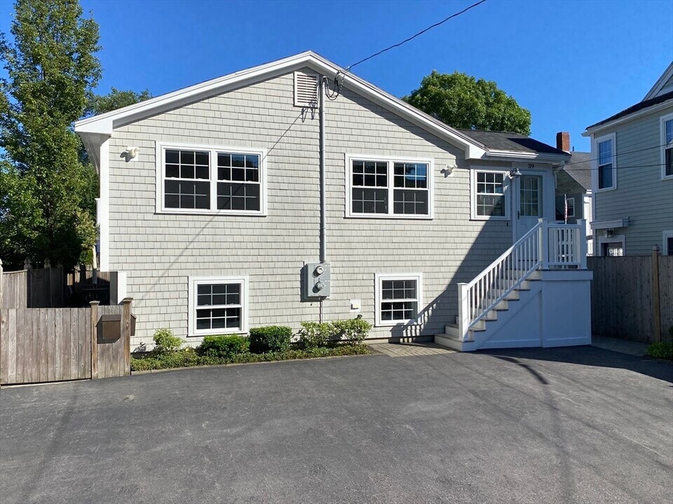 39 Warren St-Unit -B in Newburyport, MA - Building Photo