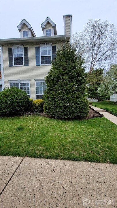 79 Columbus Dr in Franklin Township, NJ - Building Photo