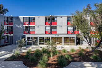 University Village in Hayward, CA - Foto de edificio - Building Photo