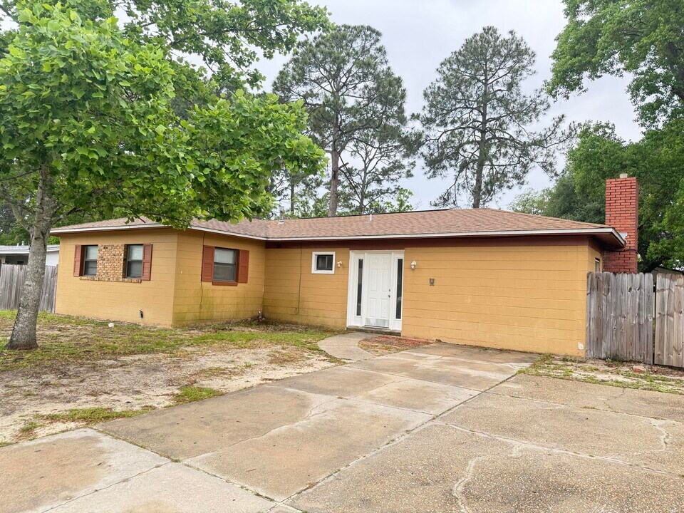 8 Memorial Pkwy NW in Fort Walton Beach, FL - Building Photo