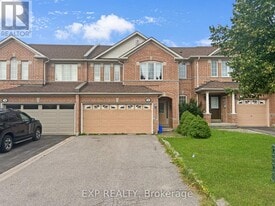 26 Millcliff Cir in Aurora, ON - Building Photo