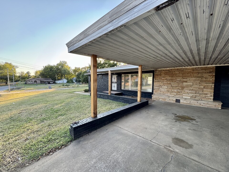 110 4th St in Barling, AR - Building Photo