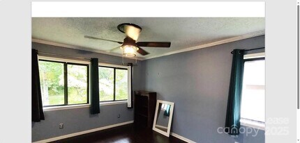 19 Lake Dr in Hendersonville, NC - Building Photo - Building Photo