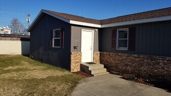 121 S Front St, Unit #5 in Rensselaer, IN - Building Photo