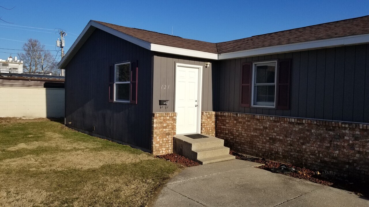 121 S Front St, Unit #5 in Rensselaer, IN - Foto de edificio