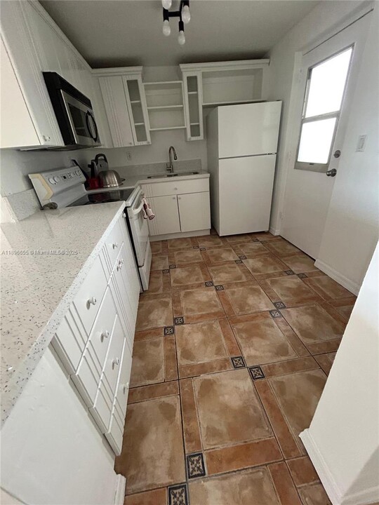 7850 Byron Ave in Miami Beach, FL - Building Photo