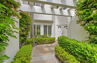 15 Alejo in Irvine, CA - Building Photo - Building Photo