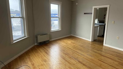 462 Railroad St in St Johnsbury, VT - Building Photo - Building Photo