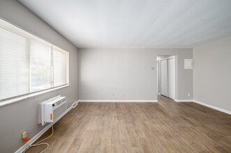 Shady Cove Apartments in Lakewood, OH - Foto de edificio - Interior Photo