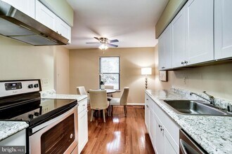 939 Barton Oaks Pl in Herndon, VA - Foto de edificio - Building Photo