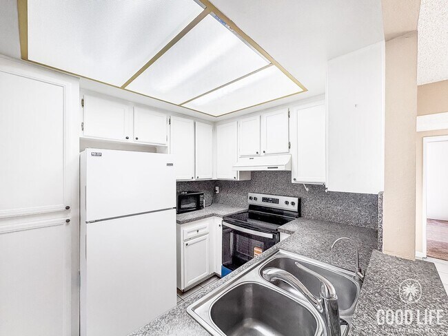 2812 E Valley Pkwy in Escondido, CA - Building Photo - Building Photo