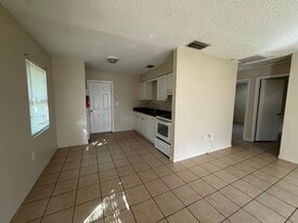 3748 67th Ave N, Unit B in Pinellas Park, FL - Building Photo