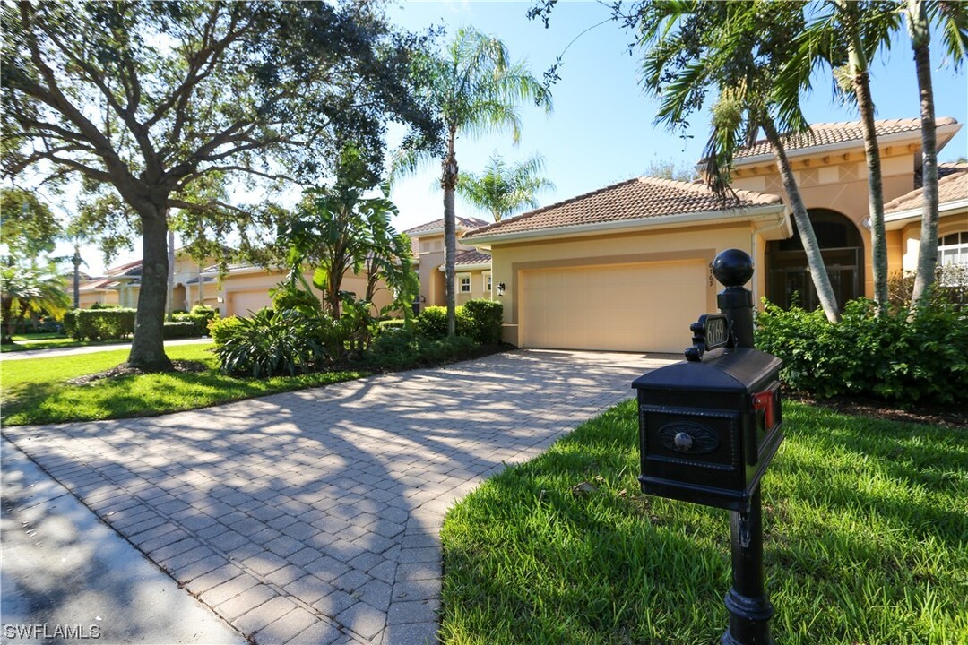 6769 Bent Grass Dr in Naples, FL - Foto de edificio