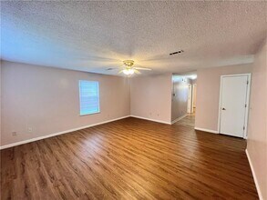 2447 W Yvonne Dr in Fayetteville, AR - Building Photo - Building Photo
