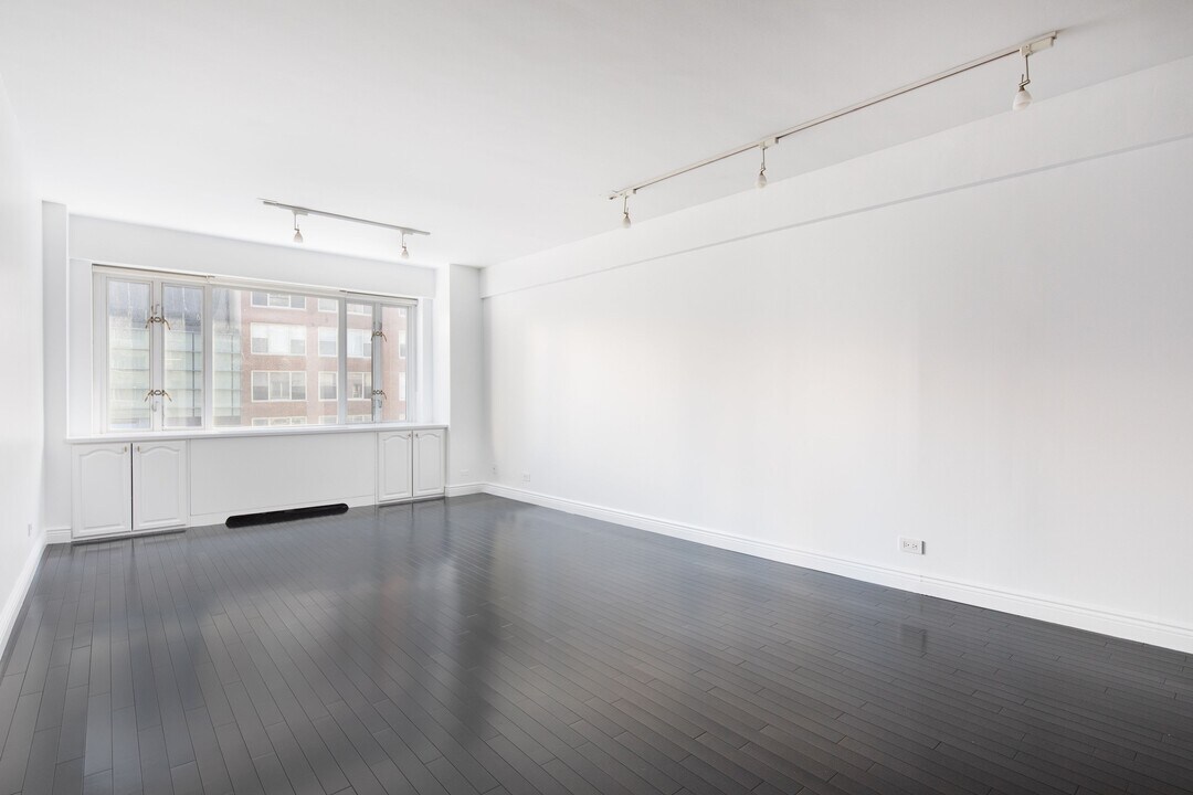 166 E 63rd St in New York, NY - Building Photo