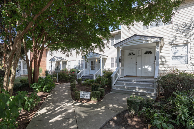 The Melrose Apartments in Triangle, VA - Building Photo - Building Photo