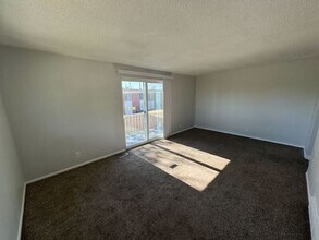 2596 Robin Rd in West Valley City, UT - Foto de edificio - Building Photo
