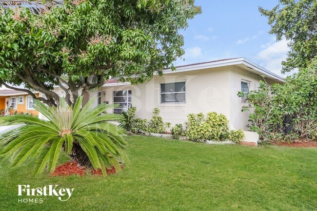 7401 NW 58th St in Tamarac, FL - Building Photo - Building Photo