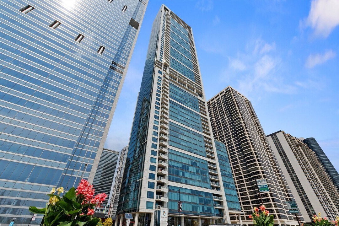 340 E Randolph St in Chicago, IL - Building Photo