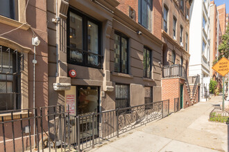 210 E 35th St in New York, NY - Building Photo - Building Photo