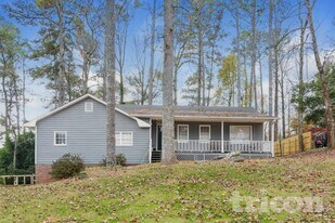 324 Pioneer Cir in Woodstock, GA - Building Photo