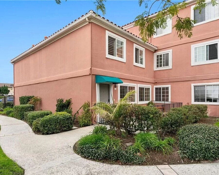 409 Utica Avenue in Huntington Beach, CA - Building Photo