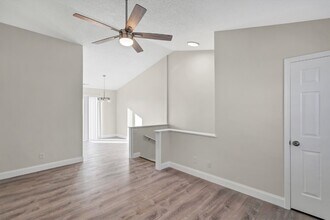 1607 E Swan Cir in Brentwood, MO - Building Photo - Building Photo