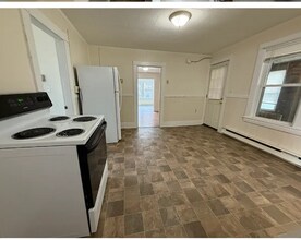 325 Cumberland St in Rumford, ME - Building Photo - Building Photo