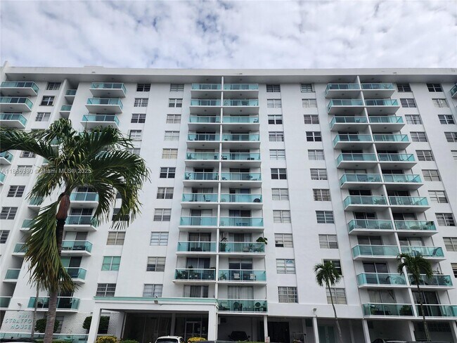 2841 NE 163rd St in North Miami Beach, FL - Building Photo - Building Photo