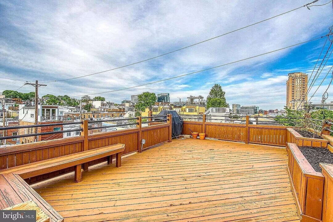 400 E Cross St in Baltimore, MD - Building Photo