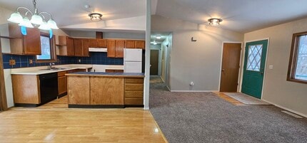 1352 N Pioneer Peak Dr in Wasilla, AK - Building Photo - Building Photo