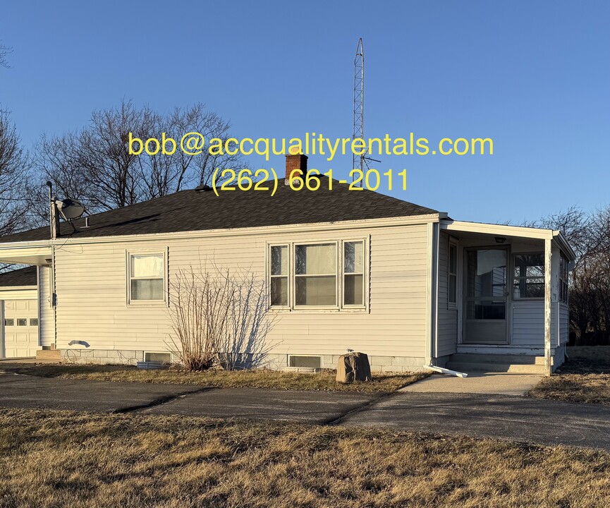 1398 N Rd, Unit North Rd in Burlington, WI - Foto de edificio