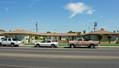 3487 E Clinton Ave in Fresno, CA - Building Photo - Building Photo